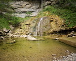 Photo du bas de la cascade de la Queue de Cheval dans le Parc Naturel Régional du Haut Jura