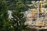 Photographie de la partie supérieure de la cascade de la Queue de Cheval dans le Haut Jura