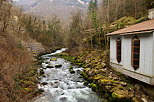 Image d'une ancienne usine sur les berges de la rivire de l'Albarine