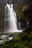 Photographie d'une cascade d'automne sur la rivire du Flumen dans le Jura