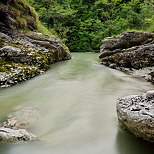 Photo des bords de la rivire du Fornant en Haute Savoie avec des arbres et des rochers