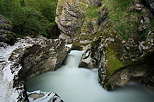 Photo du Fornant au printemps entre ses berges calcaires