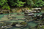 Image de rochers calcaires  demi submergs dans la rivire de la Valserine