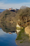 Image du chteau de Bassy et de son reflet sur l'eau du Rhne