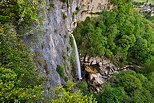 Photographie de la cascade de Cerveyrieu tombant des falaises du Valromey