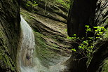 Image du haut de la cascade qui coule dans le canyon du Castran