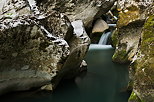 Image de l'eau de la rivière du Fornant cascadant entre les rochers
