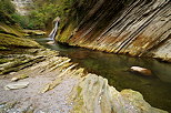 Photo d'un paysage d'automne au fond des gorges du Chran