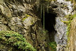 Photographie d'une grotte dans les falaises des Gorges de l'Abîme près de Saint Claude dans le Jura
