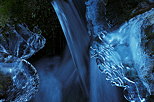 Image de l'eau de la rivière du Fornant cascadant entre les glaçons