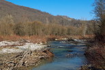 Image du ciel bleu et de la végétation hivernale autour de la rivière des Usses