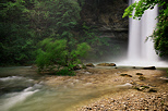 Image du vent et des embruns au pied de la cascade de la Dorches