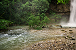 Photo d'une ambiance de printemps sur la cascade et la rivire de la Dorches