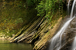 Cascade, rochers moussus et vgtation sur les berges de la rivire du Chran en t