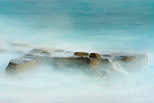 Photo de rochers baignant dans la mer mediterranee - pose longue