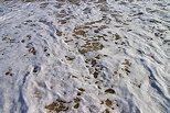 Photo de l'écume des vagues de l'océan atlantique sur une plage de Bretagne