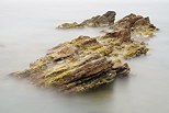 Photo en pose longue de rochers dans la mer mediterranee