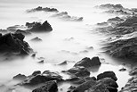 Photographie en noir et blanc et en pose longue de rochers dans la mediterranee