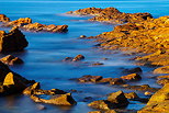 Photo en pose longue de rochers dans la mer Méditerranée