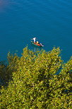 Image d'une barque de pche sur le Lac de Serre Ponon dans les Hautes Alpes