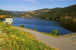 Photographie du lac du barrage de la Verne dans le Massif des Maures