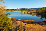 Photographie des berges du lac des Escarcets en hiver dans la Plaine des Maures