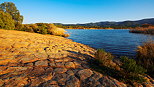 Image des bords du lac des Escarcets sous une lumire d'hiver