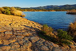 Photo des bords rocheux du lac des Escarcets dans le Massif des Maures