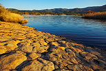 Photo des couleurs du lac des Escarcets en hiver dans le Massif des Maures