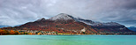 Photographie panoramique des premières neiges d'automne sur le mont Veyrier au dessus du lac d'Annecy
