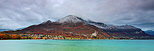 Photographie panoramique des premires neiges d'automne sur le mont Veyrier au dessus du lac d'Annecy