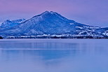 Image du lever du jour sur les montagnes autour du lac d'Annecy depuis Menthon Saint Bernard