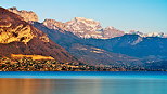 Photographie de la montagne de la Tournette surplombant le lac d'Annecy