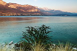 Photo du lac d'annecy par une fin d'aprs midi en dbut de printemps