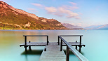 Photo du lac d'Annecy et de la montagne du Veyrier un soir de printemps