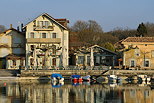 Image de maisons et de terrasses sur le port de Nernier