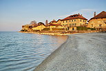 Photo de la plage et des maisons au bord du lac Lman  Nernier