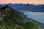 Photo d'un ciel flamboyant sur les montagnes autour du lac d'Annecy