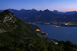 Photographie de la nuit tombante sur le lac d'Annecy et ses montagnes