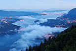 Image du lac d'Annecy au petit matin vu du Col de la Forclaz