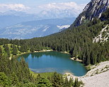 Photo du lac Bnit entour de forts au pied de la montagne du Bargy