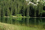 Photo du lac Bnit et sa fort dans les montagnes du Massif des Bornes