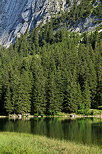 Image du lac Bnit bord de fort au pied de la montagne du Bargy