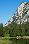 Photo des bords du lac Bnit sous les falaises du Bargy