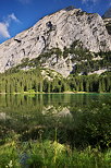 Image du lac Bnit au pied des falaises du Bargy