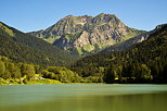 Photo de la montagne du Roc d'Enfer au dessus des eaux vertes du lac de Vallon