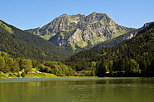 Photographie de la montagne du Roc d'Enfer surplombant le lac de Bellevaux