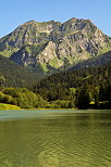 Image du Roc d'Enfer au dessus des eaux vertes du lac de Vallon