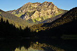 Image de la face ouest du Roc d'Enfer surplombant le lac de Vallon