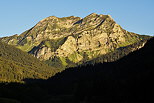 Image de la montagne du Roc d'Enfer baigne par les derniers rayons du soleil.